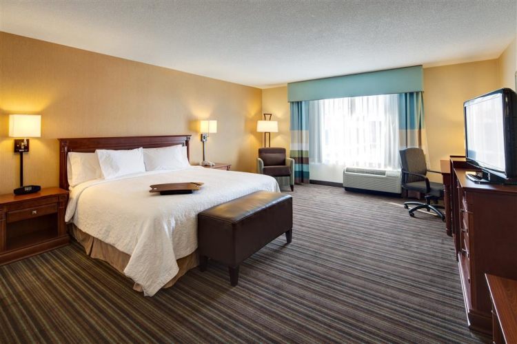 Hampton Inn & Suites by Hilton Toronto Airport , ON LYV1A3 near Toronto Pearson Airport View Point 17