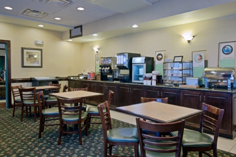 Country Inn & Suites by Radisson, Newport News South , VA 23602 near Newport News-williamsburg International Airport  View Point 4