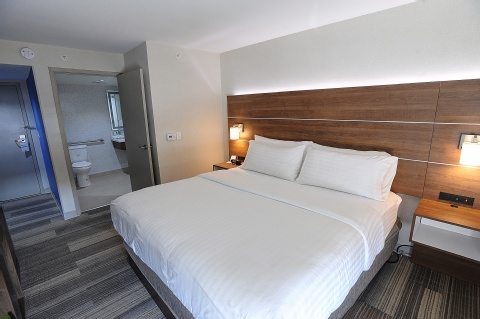 Holiday Inn Express & Suites Toronto Airport West, an IHG Hotel , ON L4W 3ZI near Toronto Pearson Airport View Point 16