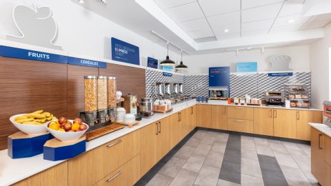 Holiday Inn Express Quebec City-Sainte Foy, an IHG Hotel , QC G1W 3Z7 near Quebec City Jean Lesage International Airport View Point 4