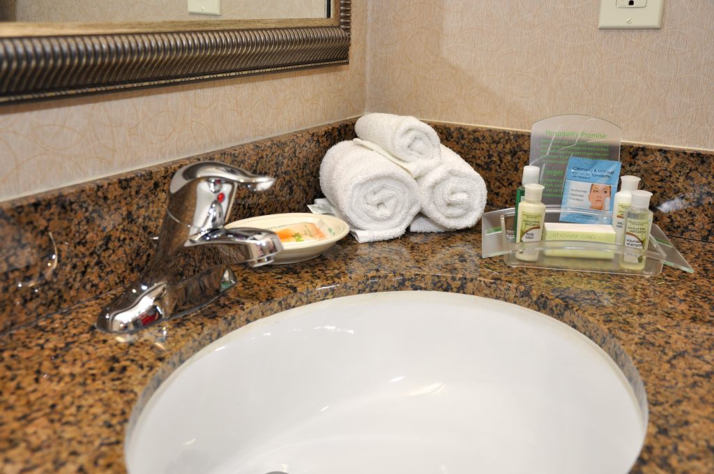 Holiday Inn & Suites Oakland - Airport , CA 94621 near Oakland International Airport View Point 4