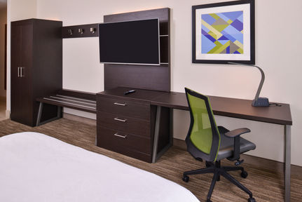 Holiday Inn Express & Suites - Mall of America - MSP Airport, an IHG Hotel , MN 55425 near Minneapolis-saint Paul International Airport (wold-chamberlain Field) View Point 32