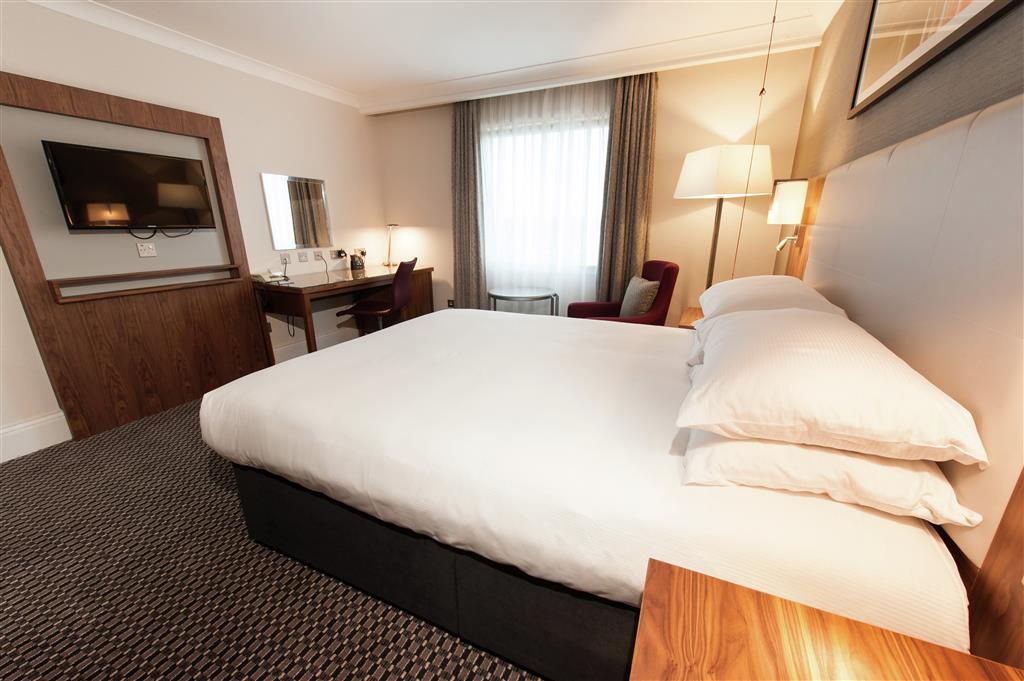 DoubleTree by Hilton Hotel Edinburgh Airport ,  EH28 8LL near  Edinburgh Airport View Point 18