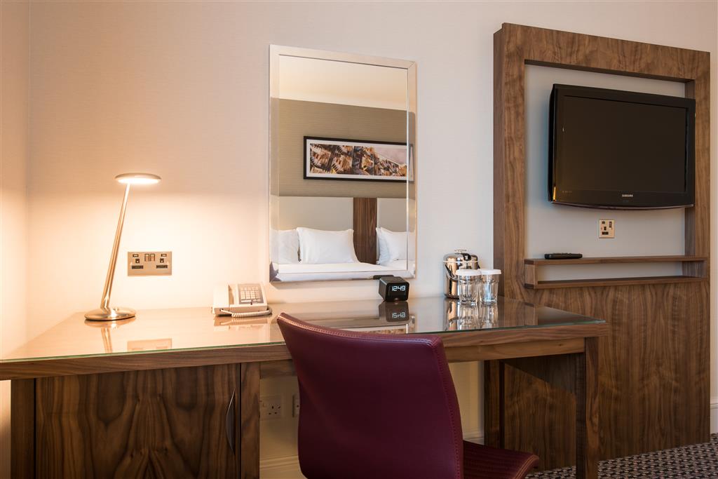 DoubleTree by Hilton Hotel Edinburgh Airport ,  EH28 8LL near  Edinburgh Airport View Point 25