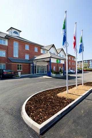 Holiday Inn Express London Gatwick Crawley, an IHG Hotel ,  RH10 1UA near Gatwick Airport View Point 9