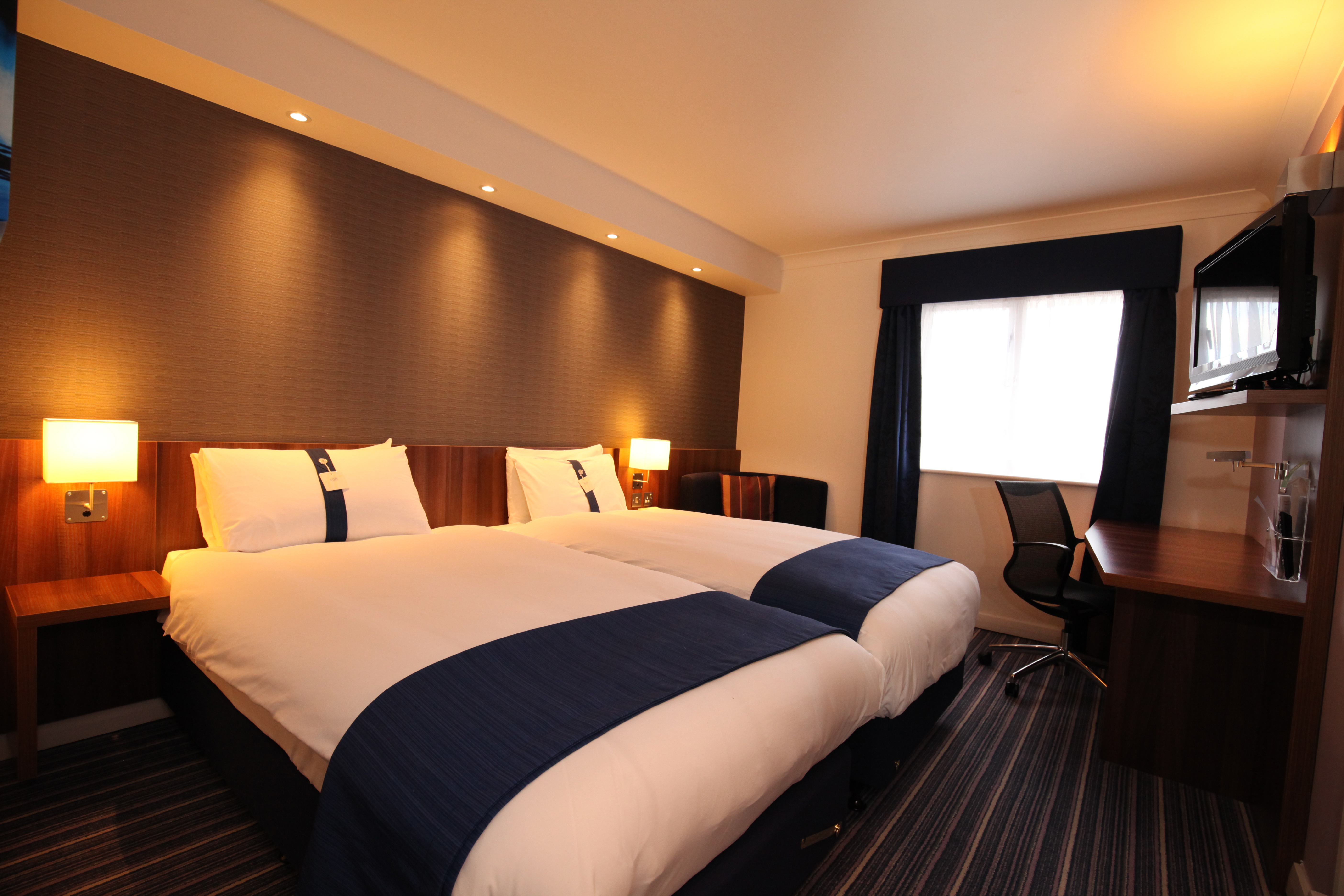 Holiday Inn Express London Gatwick Crawley, an IHG Hotel ,  RH10 1UA near Gatwick Airport View Point 38