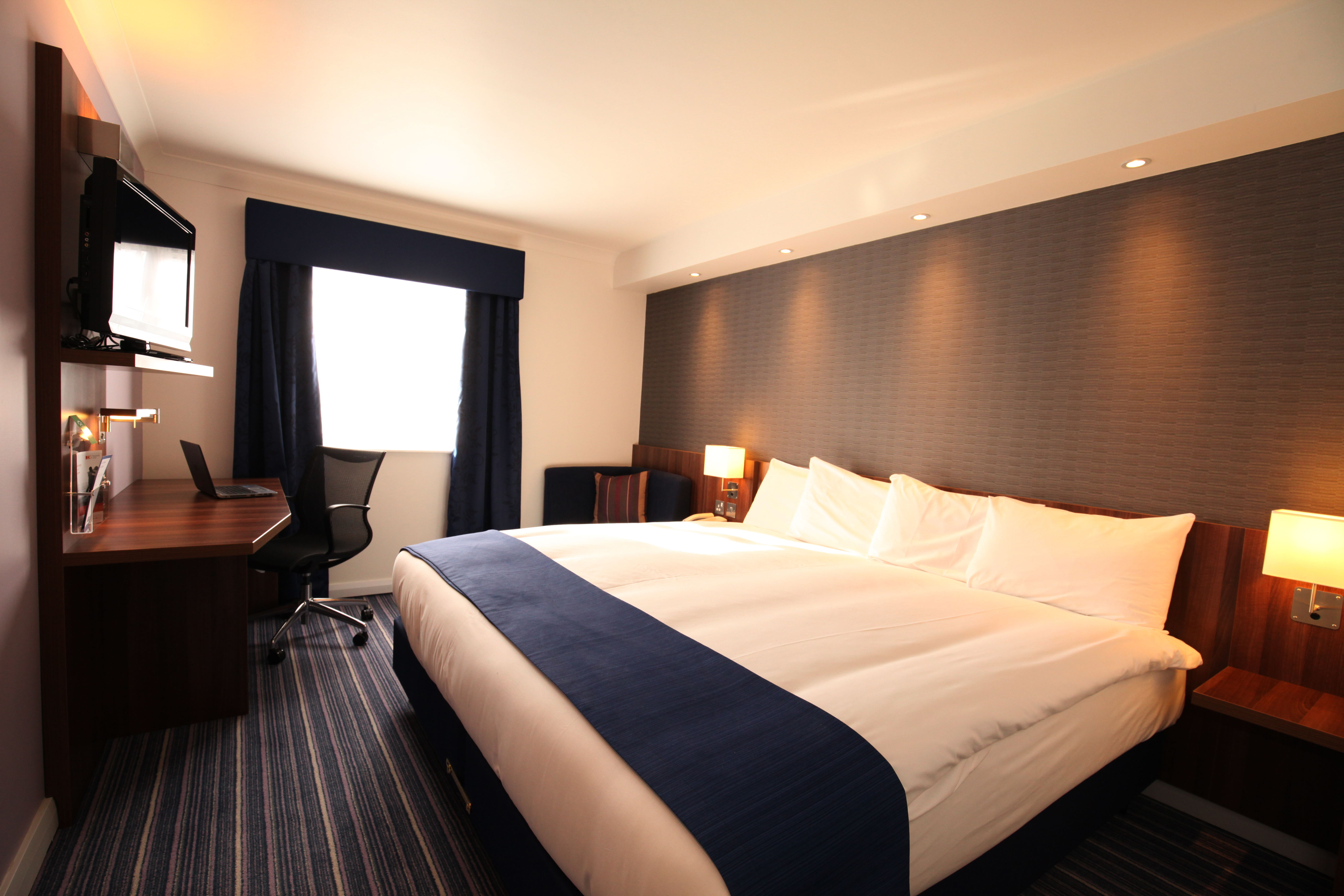 Holiday Inn Express London Gatwick Crawley, an IHG Hotel ,  RH10 1UA near Gatwick Airport View Point 47