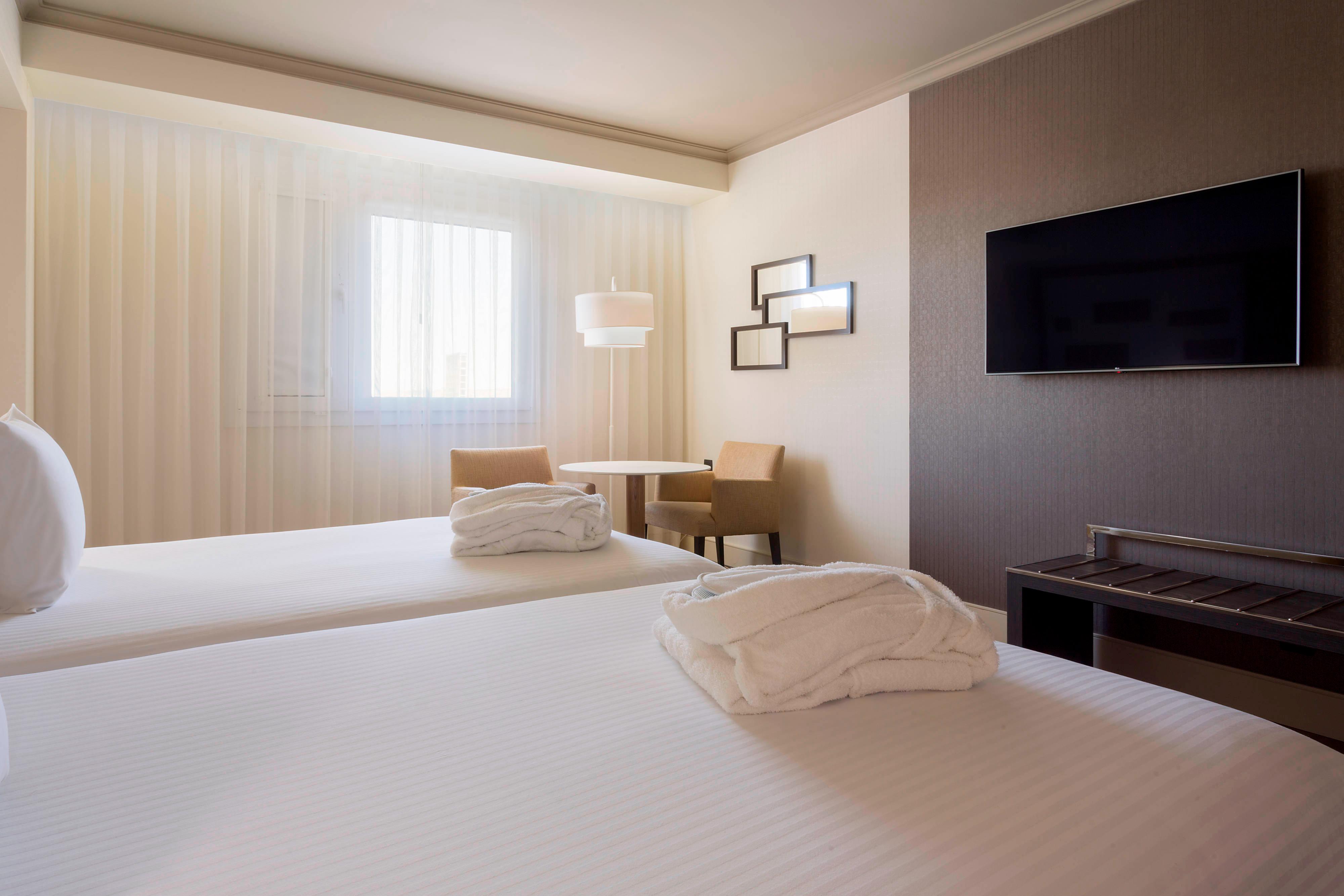 Madrid Marriott Auditorium Hotel & Conference Center ,  28022 near Adolfo Suárez Madrid–Barajas Airport View Point 34