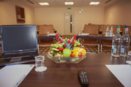 Holiday Inn London Gatwick - Worth, an IHG Hotel ,  RH10 4SS near Gatwick Airport View Point 3