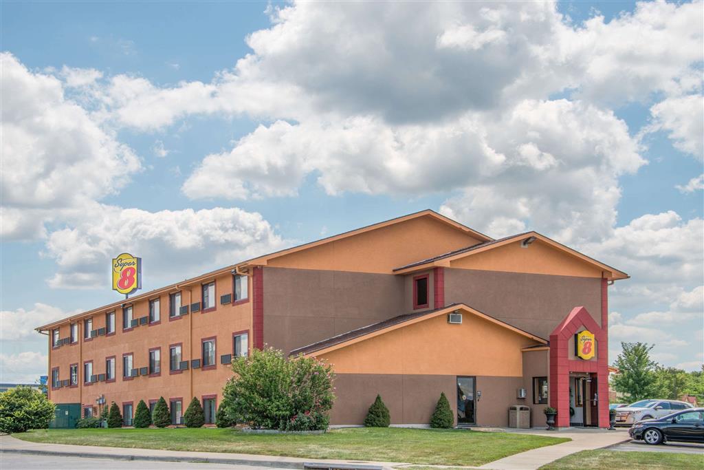 Super 8 by Wyndham Kansas City at Barry Road/Airport , MO 64152 near Kansas City International Airport View Point 1