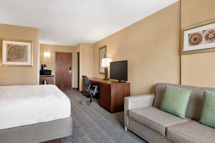 Holiday Inn National Airport/Crystal City, an IHG Hotel , VA 22202 near Ronald Reagan Washington National Airport View Point 27