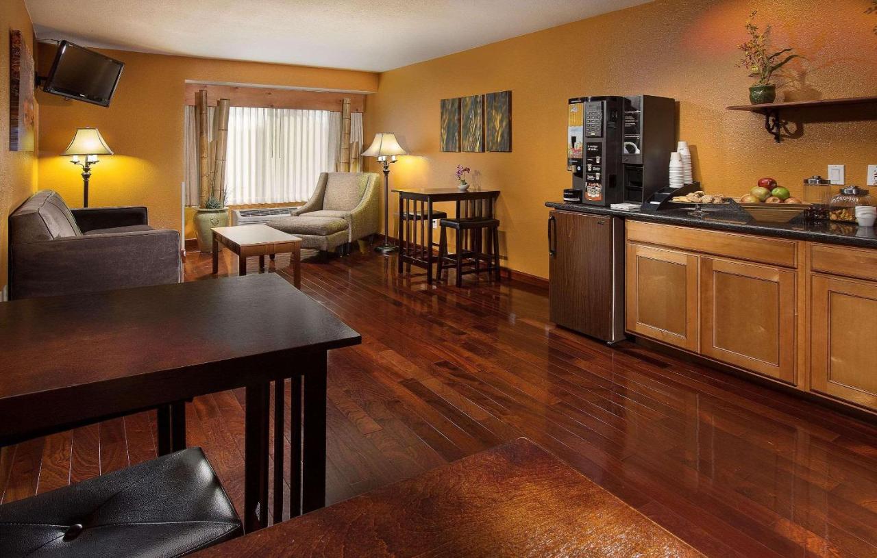 RADISSON HTL PORTLAND AIRPORT , OR 97218 near Portland International Airport View Point 3