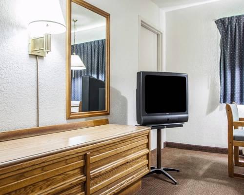 park and stay hotels near kansas city airport