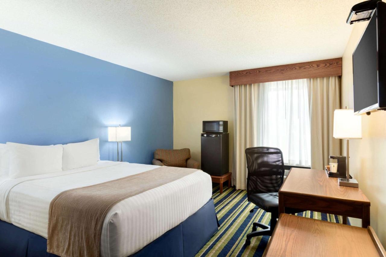 Days Inn by Wyndham Fargo , ND 58103 near Hector International Airport View Point 5