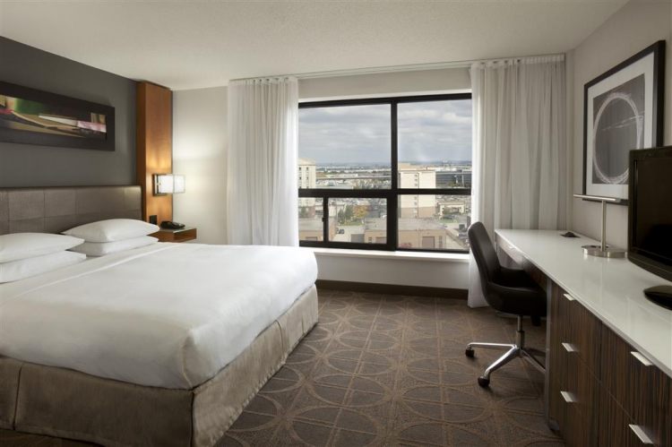 Hilton Toronto Airport Hotel & Suites