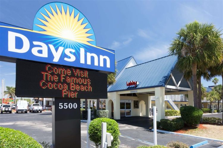 Days Inn by Wyndham Cocoa Beach Port Canaveral , FL 32931 near Melbourne International Airport View Point 1