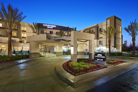 Courtyard By Marriott Long Beach Airport