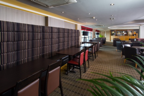 Holiday Inn Express London - Luton Airport ,  LU2 9GP near Luton Airport View Point 12