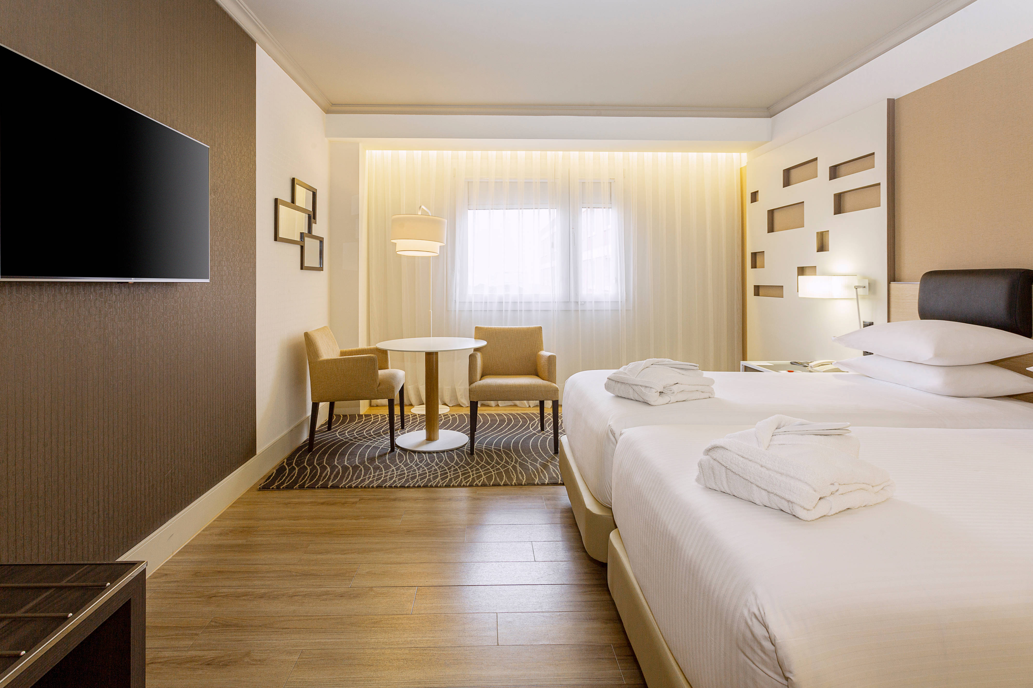 Madrid Marriott Auditorium Hotel & Conference Center ,  28022 near Adolfo Suárez Madrid–Barajas Airport View Point 33