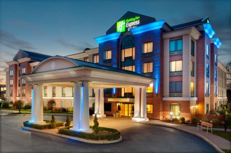 Holiday Inn Express & Suites Warwick