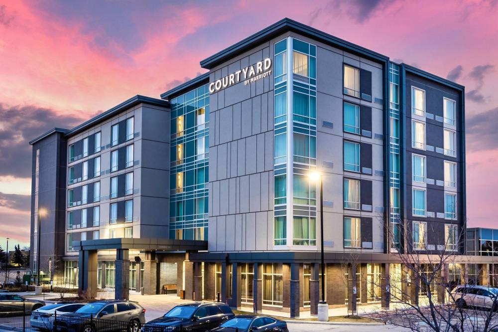 Courtyard By Marriott Burlington 4