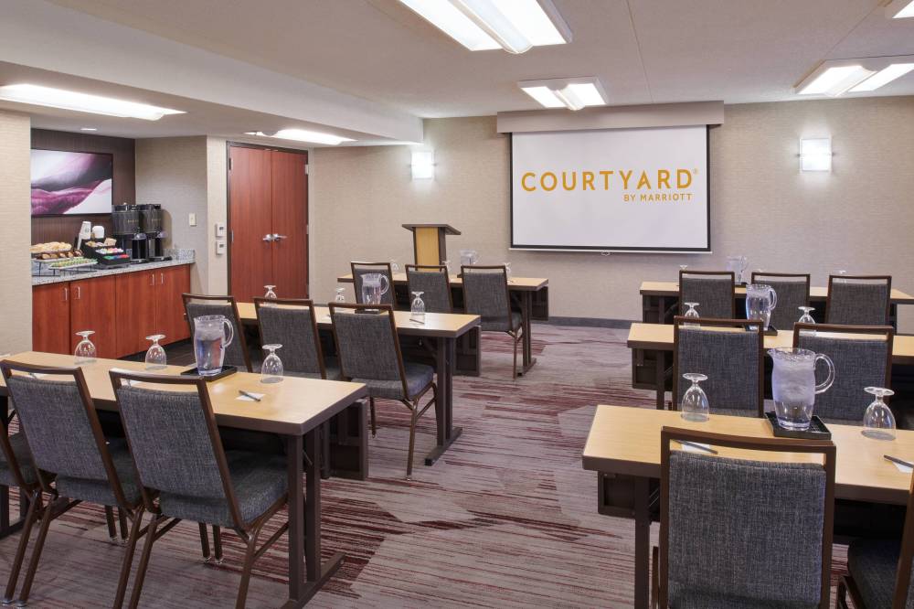 Courtyard By Marriott Detroit Warren 8