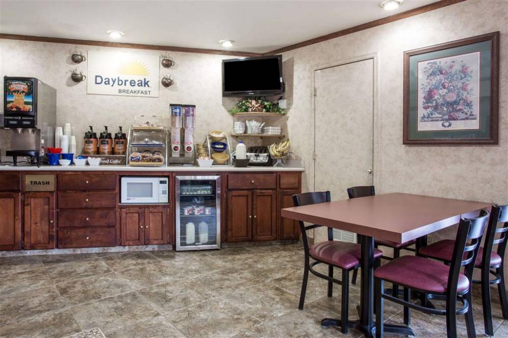 Days Inn By Wyndham Portland Central 4