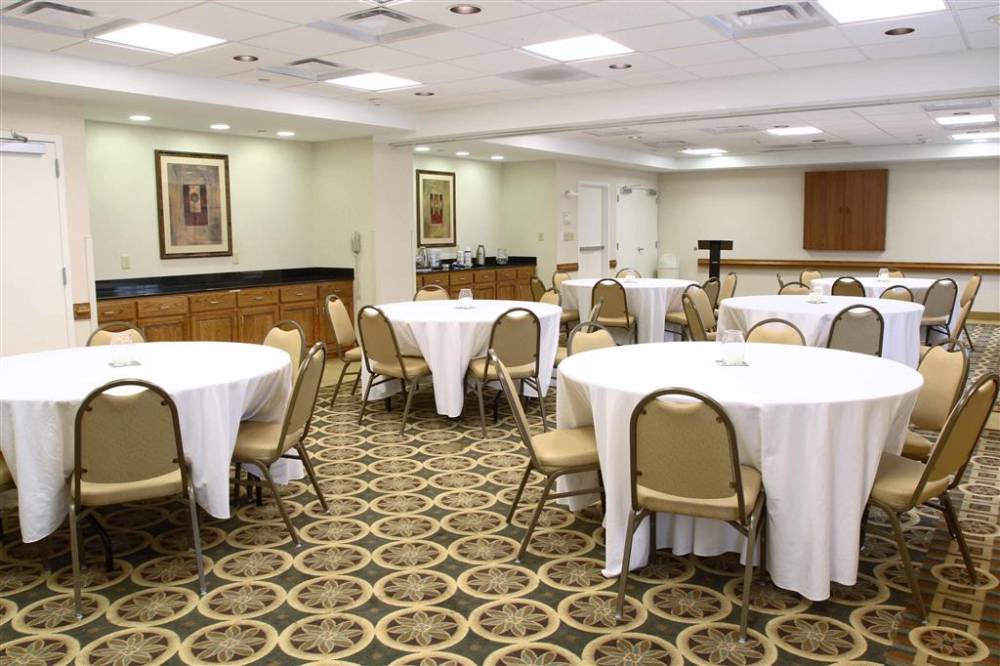 Hampton Inn & Suites Chesapeake-square Mall 1