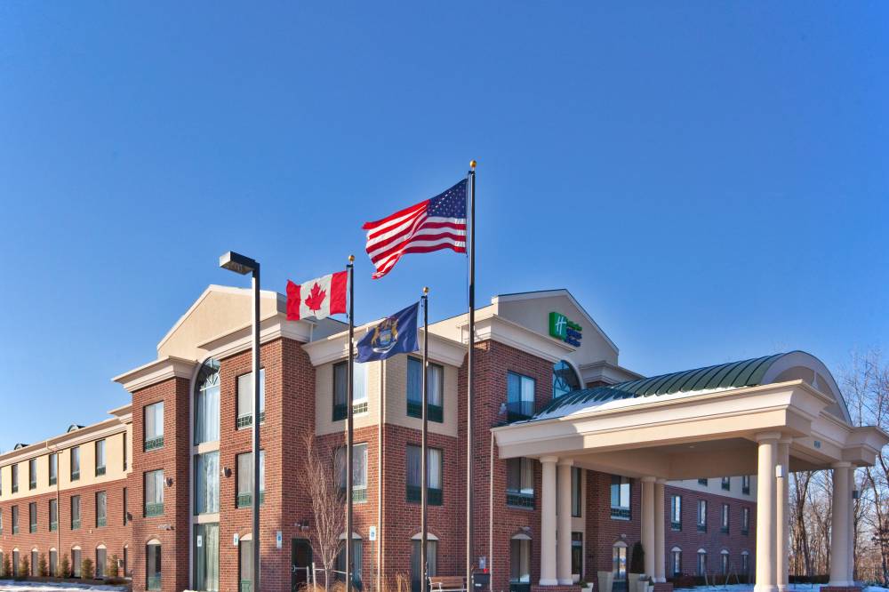 Holiday Inn Exp Stes Novi 4