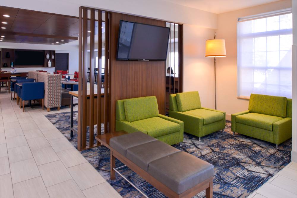 Holiday Inn Exp Stes Southfld 9