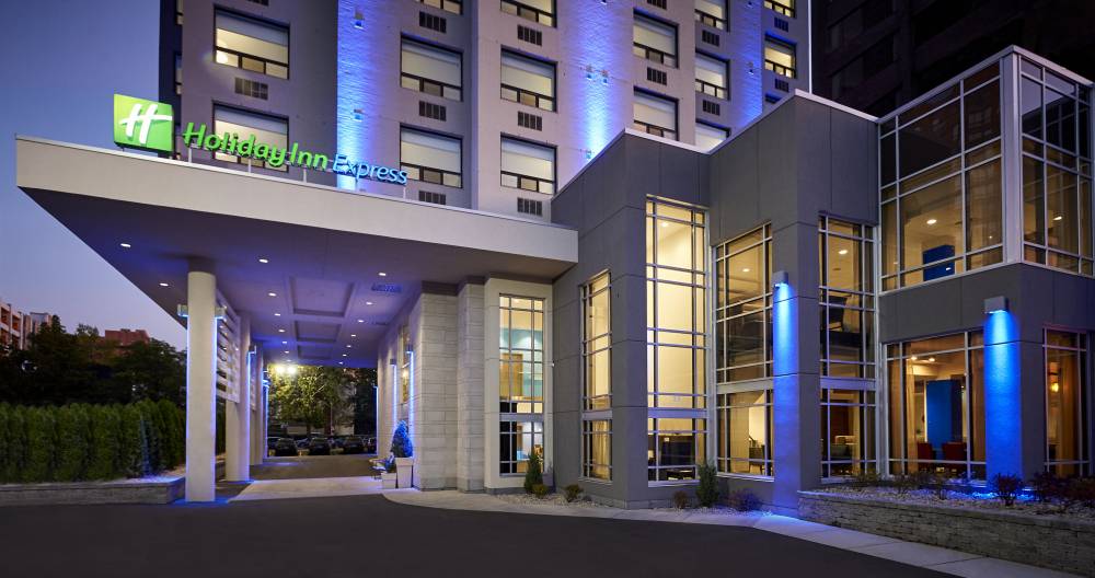 Holiday Inn Exp Windsor Waterfront 10