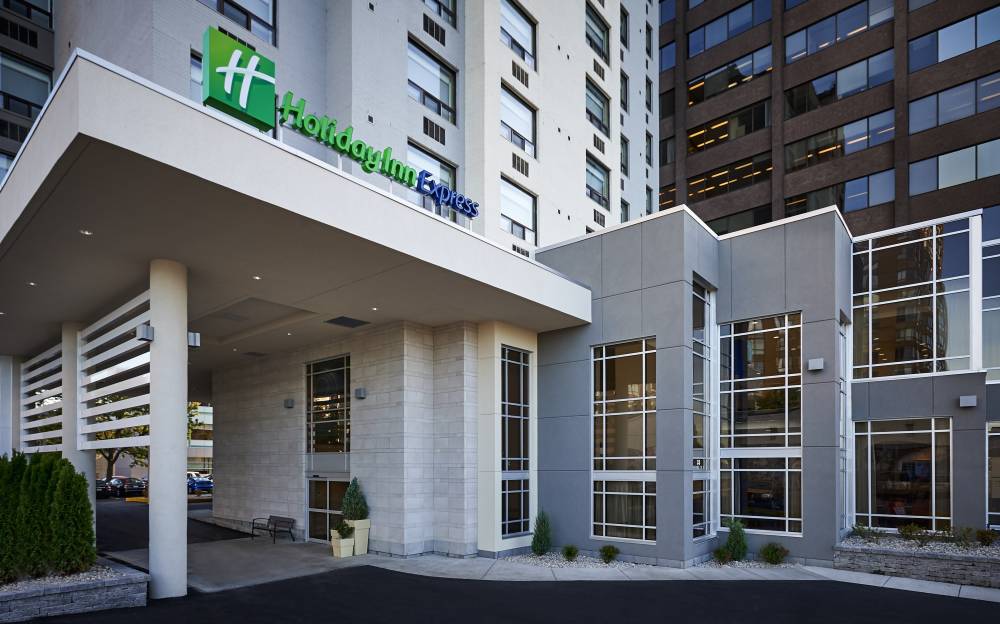 Holiday Inn Exp Windsor Waterfront 5