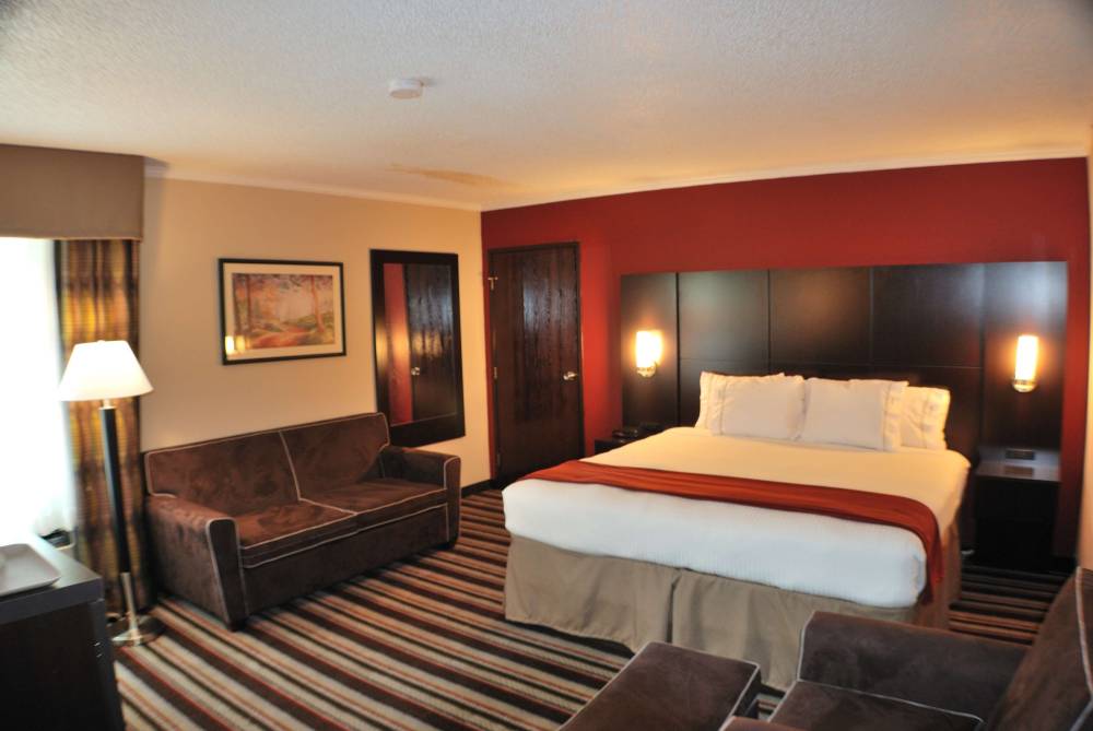 Holiday Inn Express West I-40 1