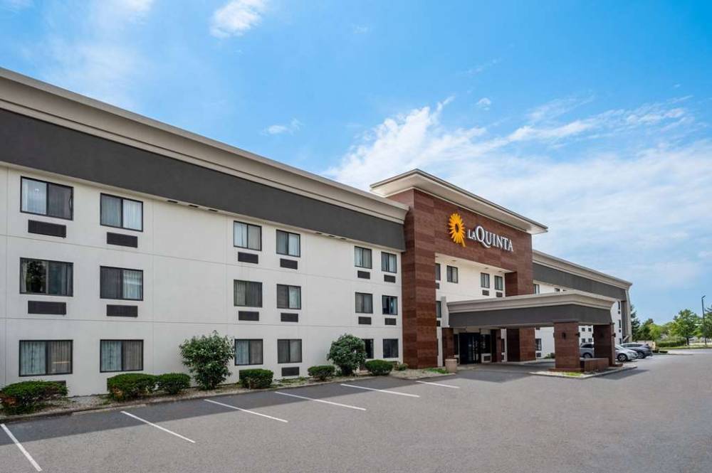 La Quinta Inn By Wyndham Indianapolis Airport Executive Dr 2