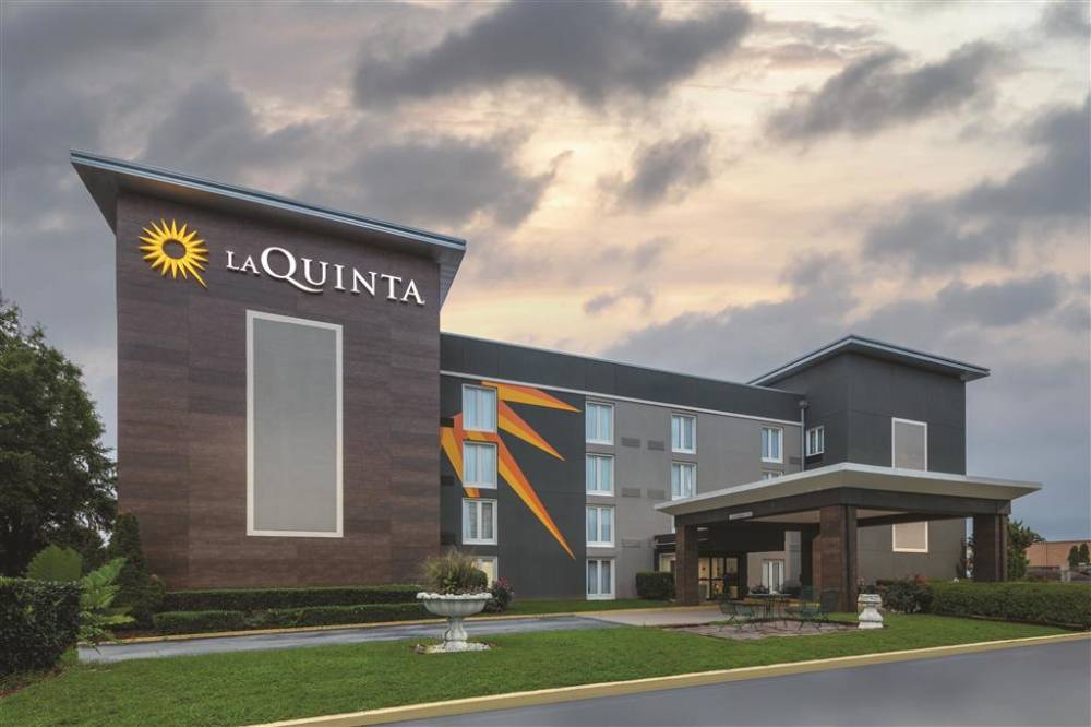 La Quinta Inn & Suites By Wyndham Atlanta Airport South 1