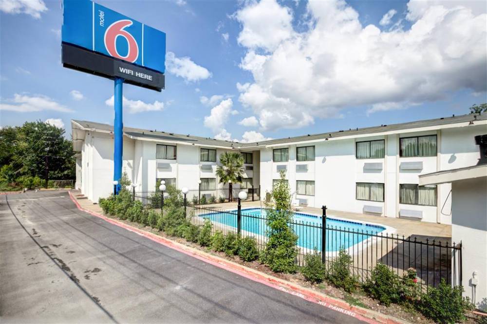 Motel 6 Dallas South 1