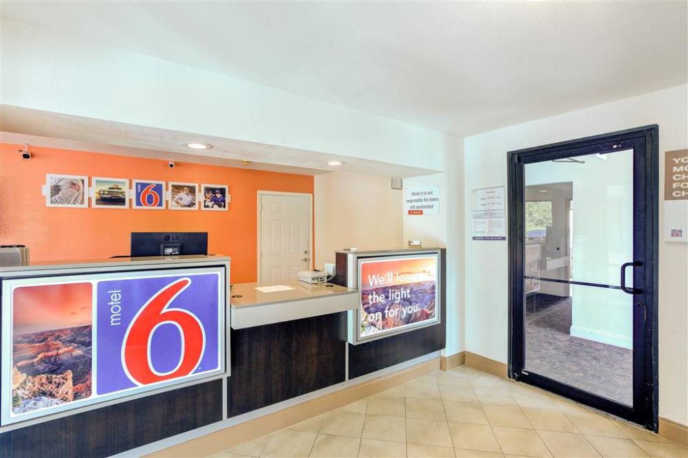 Motel 6 Dallas South 2