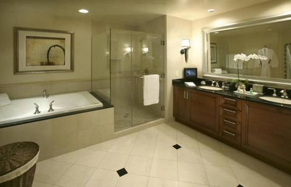 Deluxe Bathroom