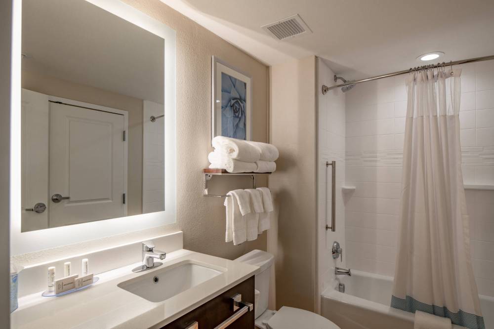 Queen/Queen Suite Bathroom With Tub