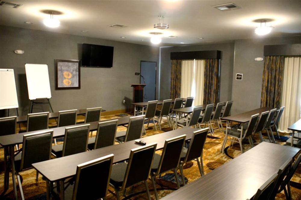 Best Western Plus Airport Inn & Suites 4