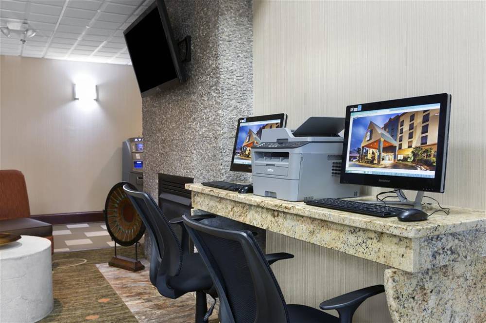 Best Western Plus Hotel & Suites Airport South 5