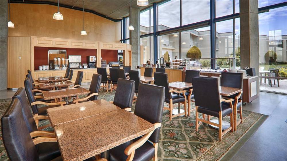 Best Western Plus Kelowna Hotel & Suites 4