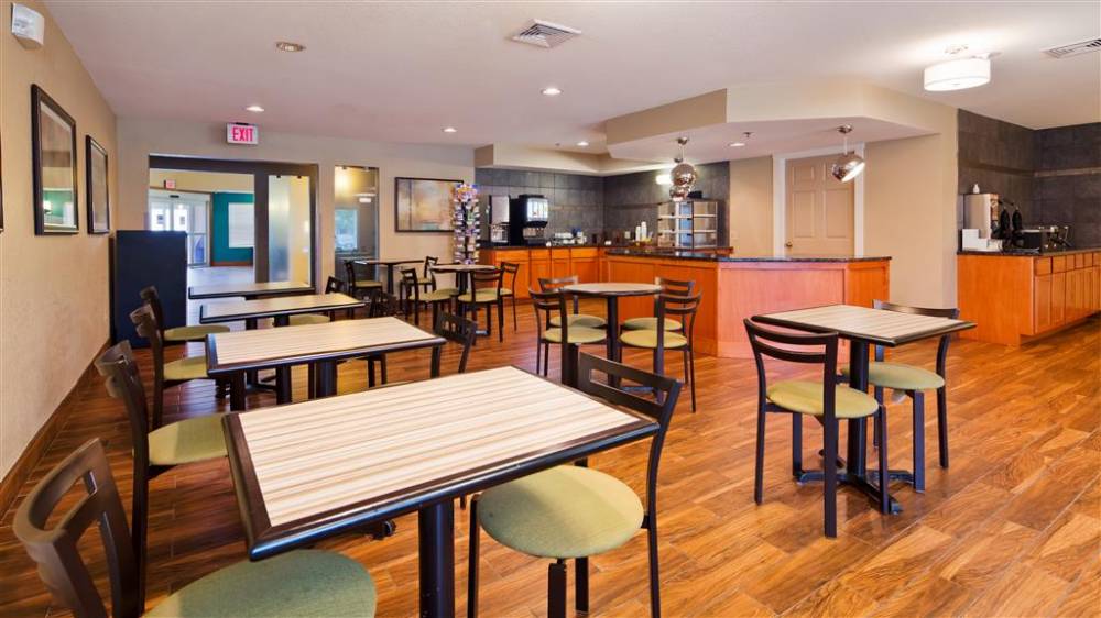 Best Western Plus Menomonie Inn & Suites 10