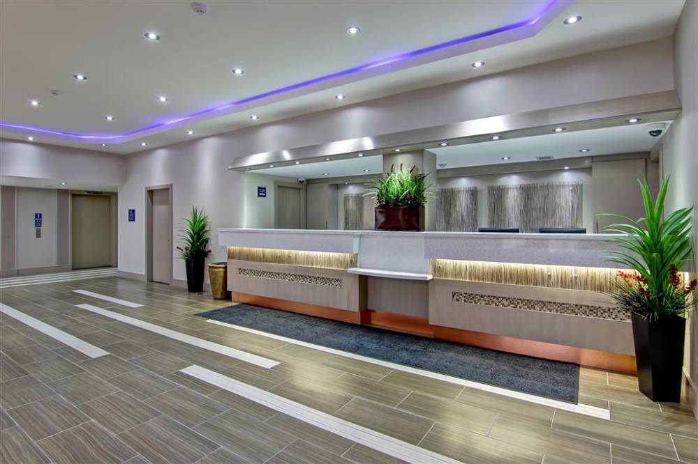 Best Western Plus Toronto North York Hotel & Suites 7