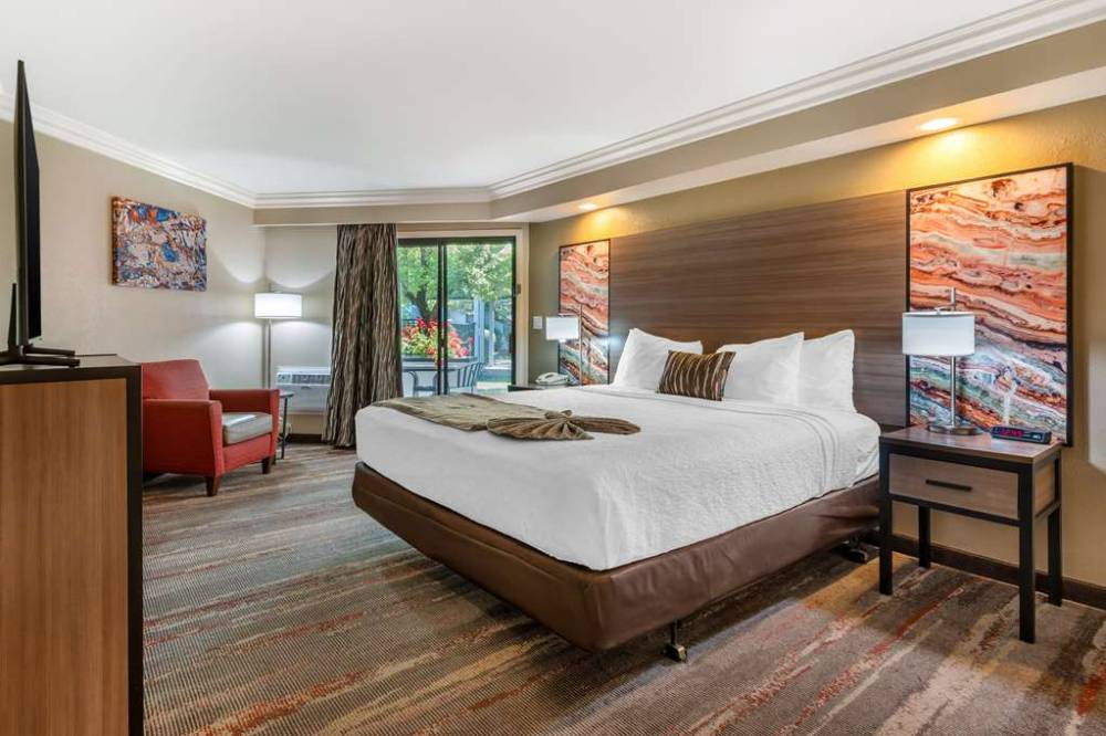 Best Western Plus Wine Country Inn & Suites 9