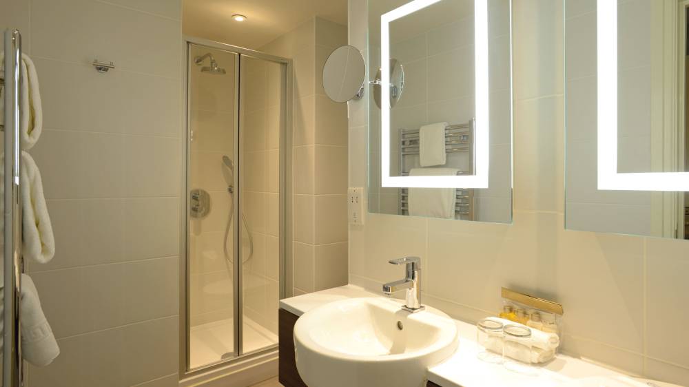 Deluxe Bathroom - The Lensbury