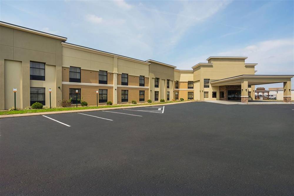 Clarion Inn & Suites 2