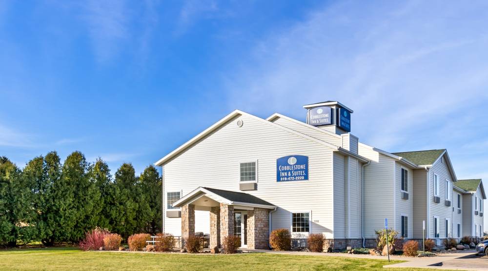 Cobblestone Inn Exterior