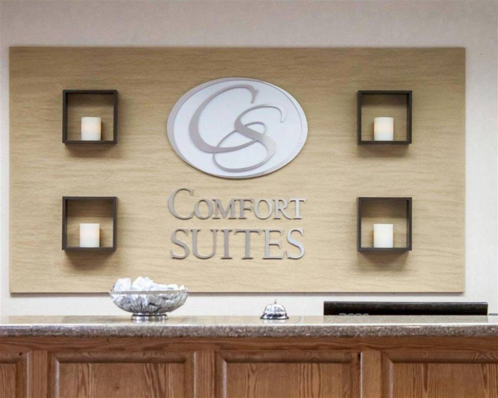 Comfort Suites Airport 7