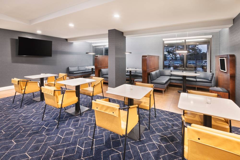 Courtyard By Marriott Burlington 8